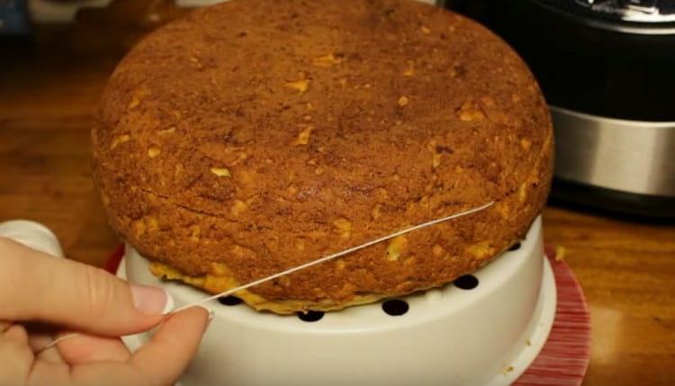 Couper le gâteau aux carottes en 3 parties.