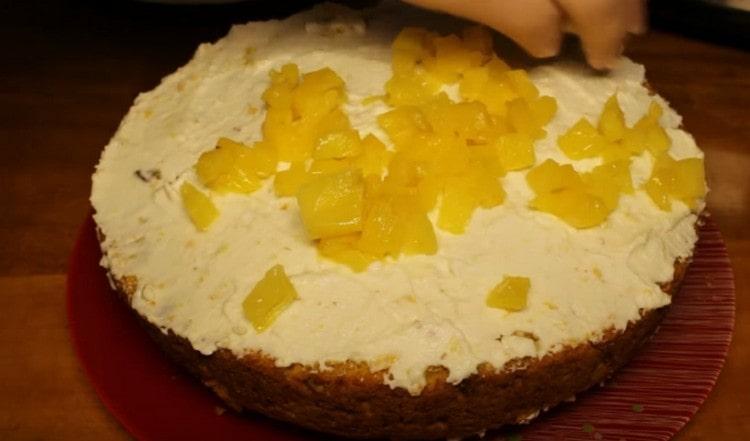 Just lubricate with cream and sprinkle with pineapple slices of the second crust.