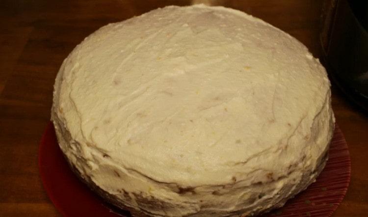 Cubra el pastel con un tercer pastel y cúbralo con crema por encima y por los lados.