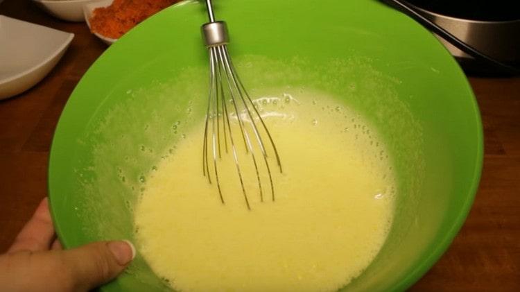 Battez les œufs avec le sucre jusqu'à l'obtention d'une consistance mousseuse.