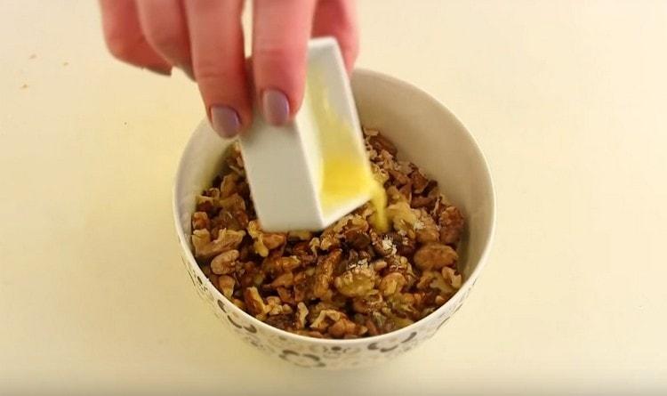 Verser les noix séchées dans une casserole avec du beurre fondu.