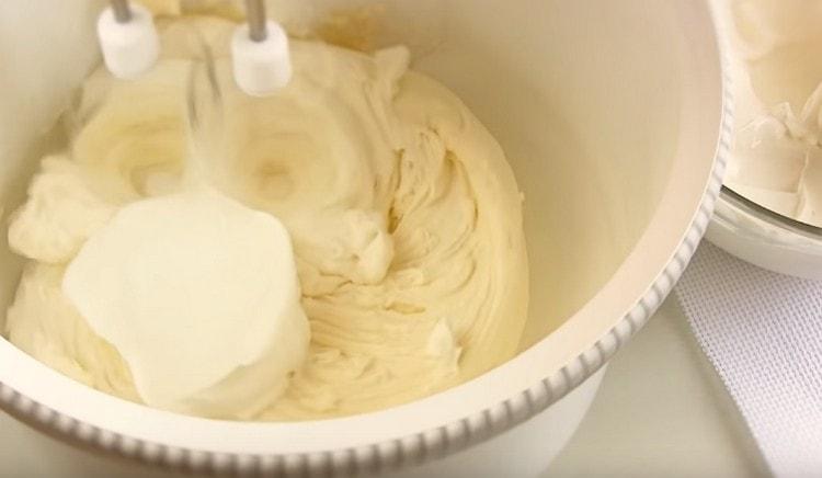 Ajouter le fromage à la crème en parties et fouetter la crème jusqu'à tendreté.