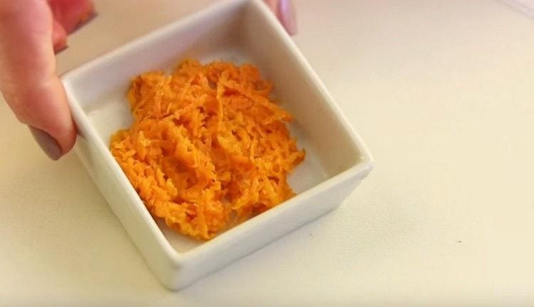 Broyer les carottes et le zeste d'orange sur une râpe.