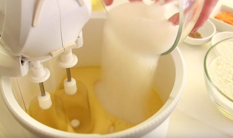 Battez les œufs avec un mixeur en ajoutant du sucre.