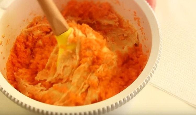 Ajouter le zeste et les carottes et bien mélanger la pâte.
