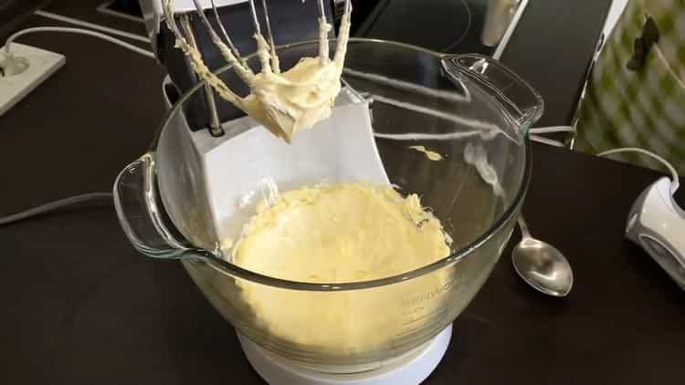 Para hacer el pastel de Kiev en casa: batir la mantequilla