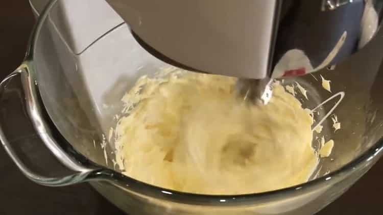 Pour faire du gâteau de Kiev à la maison: fouettez la crème