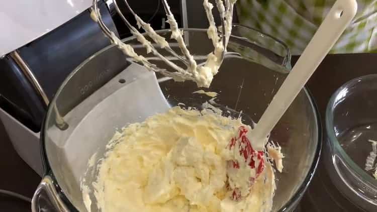 Pour faire du gâteau de Kiev à la maison: préparez du beurre