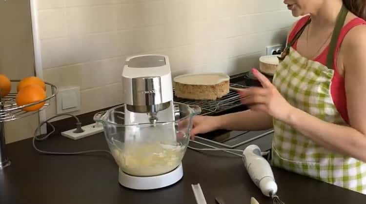 Para hacer el pastel de Kiev en casa: batir la crema