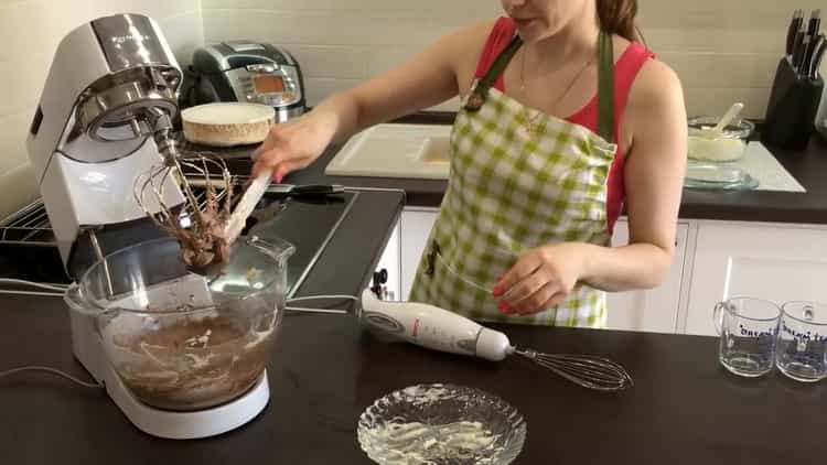 Pour faire du gâteau Kiev à la maison: ajoutez du cacao à la crème