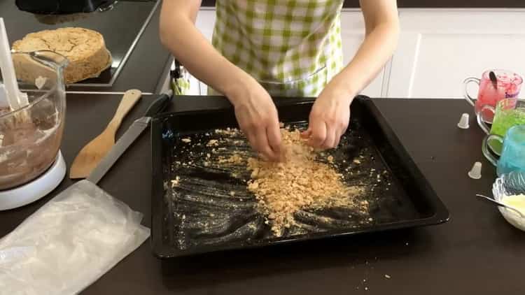 Faire du gâteau de Kiev à la maison: moudre les miettes