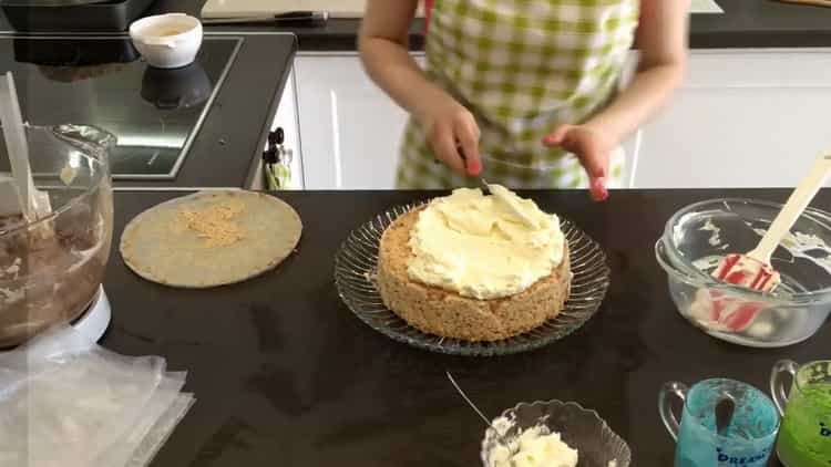 Faire du gâteau de Kiev à la maison: graisser le gâteau avec de la crème