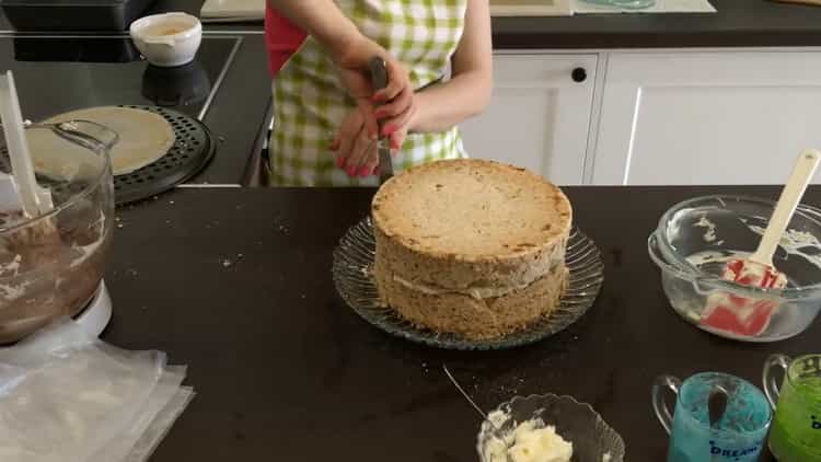 Pour faire le gâteau de Kiev à la maison: mettez un deuxième gâteau