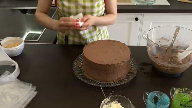 Para hacer el pastel de Kiev en casa: cubra los pasteles con crema de chocolate