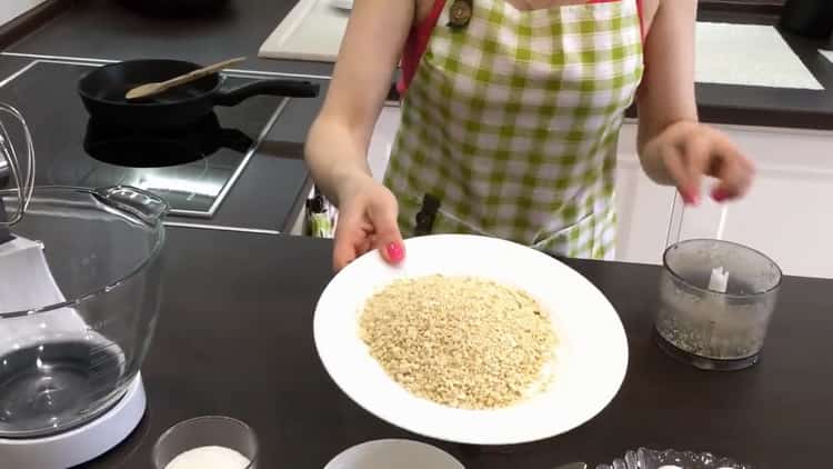 Faire du gâteau de Kiev à la maison: hacher les noix