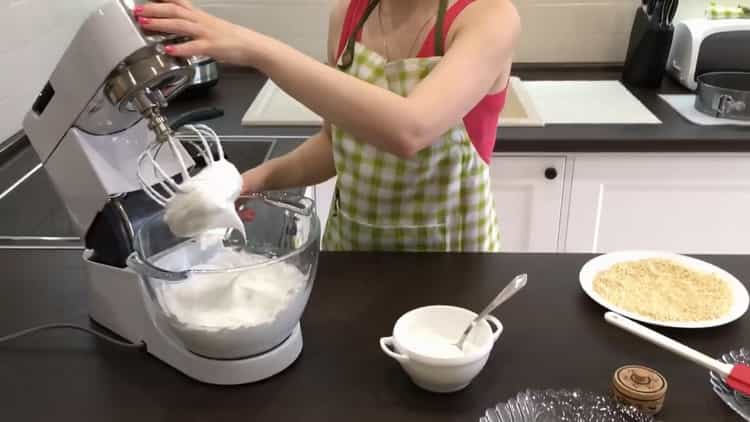 Pour faire du gâteau de Kiev à la maison: combinez les ingrédients