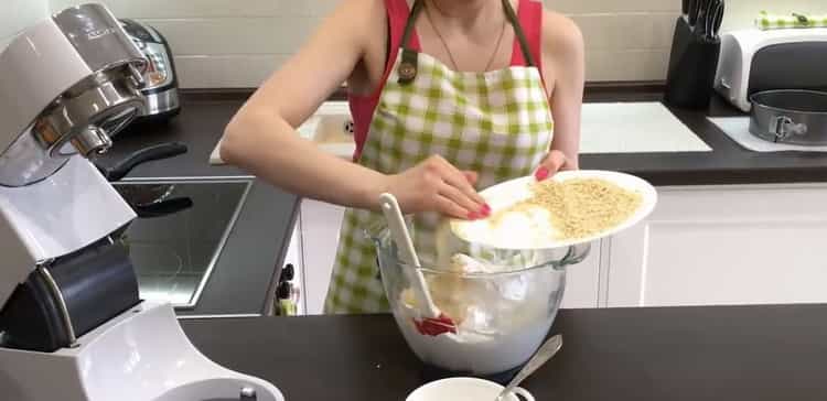 To make Kiev cake at home: chop nuts