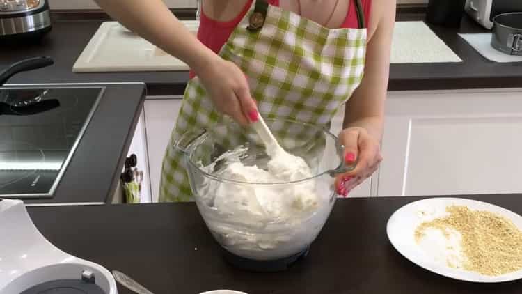 Pour faire du gâteau de Kiev à la maison: combinez tous les ingrédients