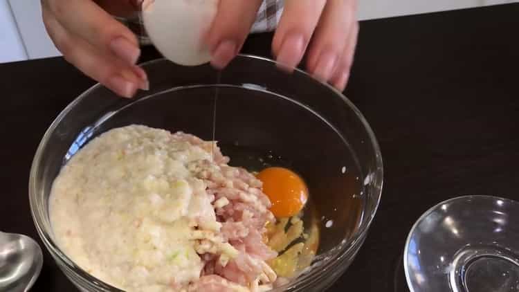 Agregue el huevo a la carne picada y amase