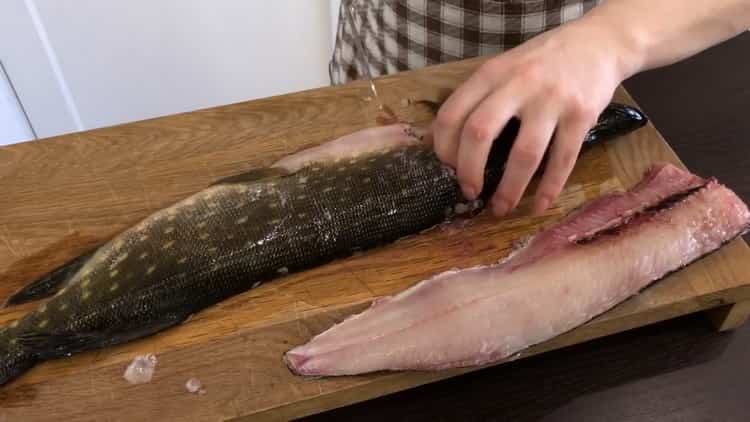 See how to properly cut pike for cooking cutlets