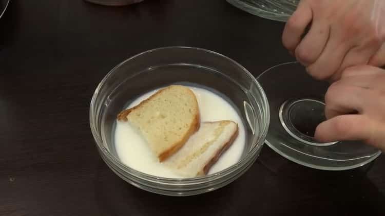 Remoja el pan en leche para hacer chuletas de lucio