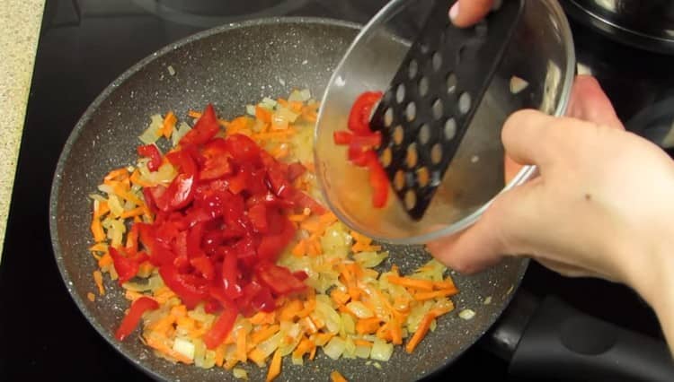 Agregue pimiento dulce al asado y fríalo por unos minutos más.