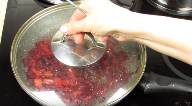 We cover the pan with a beetroot lid so that it is still stewed.