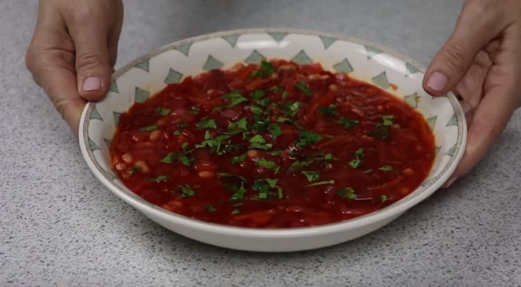 Kapag naglilingkod, ang sandalan ng borsch ay maaaring iwisik ng mga pinong tinadtad na damo, magdagdag ng bawang.