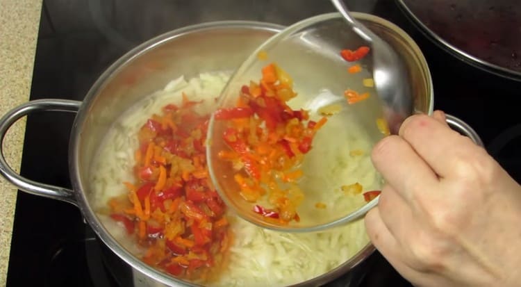 Ponemos en una sartén una fritura de cebollas, zanahorias y pimientos.