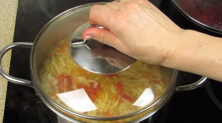 Après avoir ajouté les frites, faites cuire le bortsch sous le couvercle pendant quelques minutes supplémentaires.