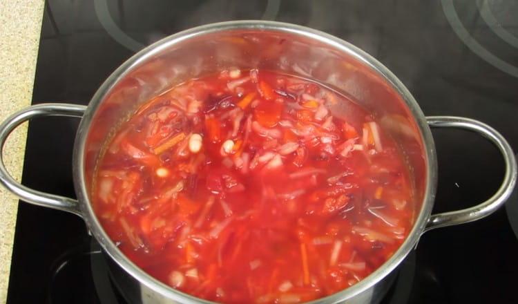 Another 2-3 minutes give borscht to sweat over low heat.