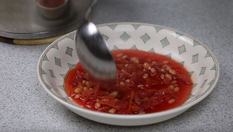 Pour borsch into portioned plates.