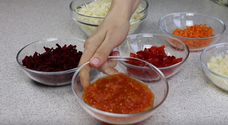 Moler los tomates en la pasta.