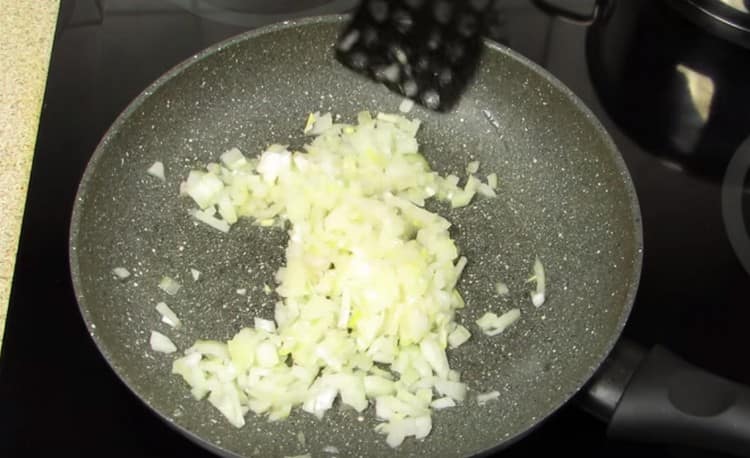 We fry onions in a pan with vegetable oil.