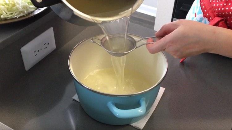 Filtrer le bouillon fini à travers un tamis, mettre la viande de côté pour l'instant.