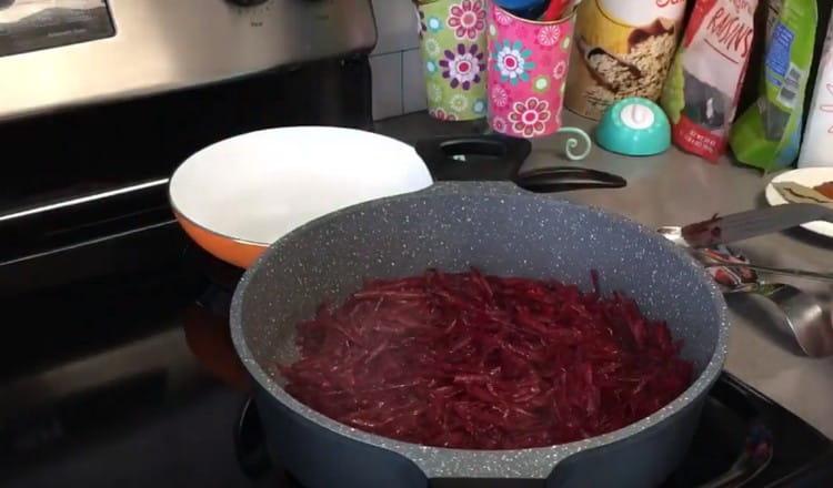 We spread the beets in a well-heated pan with vegetable oil.