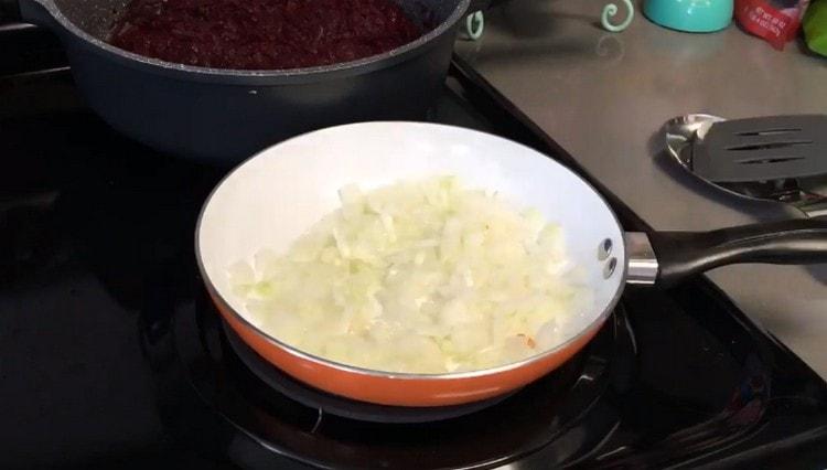 Fry the onions in a pan.