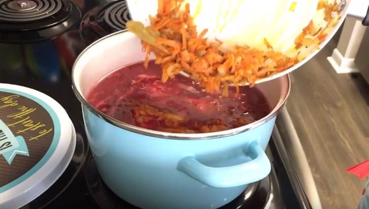 Beets and roasting are sent to the pot with the broth.