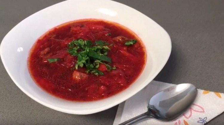 Subukan ang aming simple at masarap na recipe ng borscht ng baka sa iyong kusina!