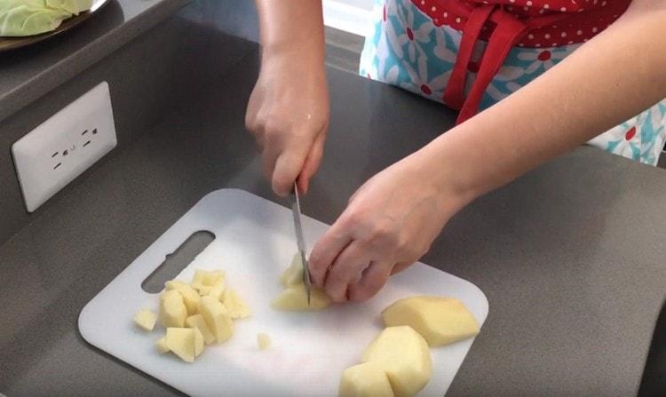 Cortar las papas en trozos pequeños.