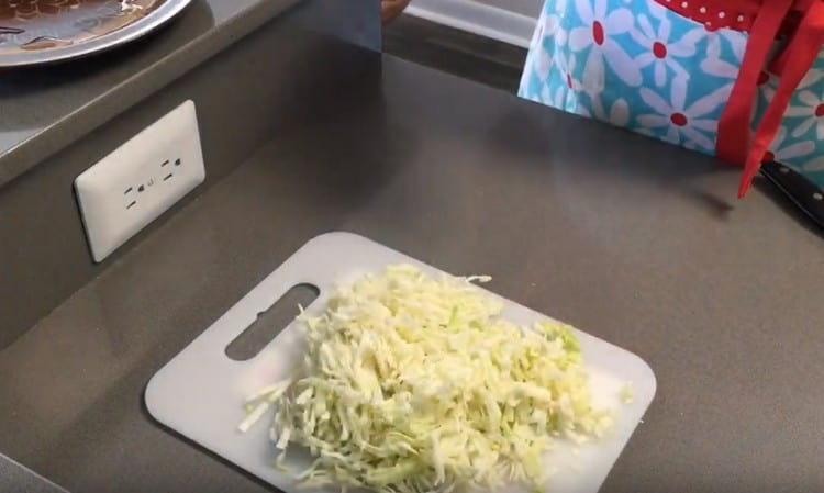 Thinly chop the cabbage.