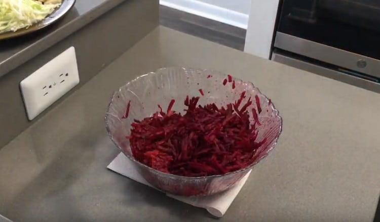 On the same large grater, we rub the beets.