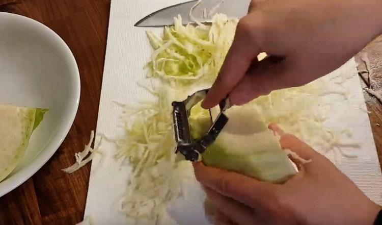 Thinly chop the cabbage.