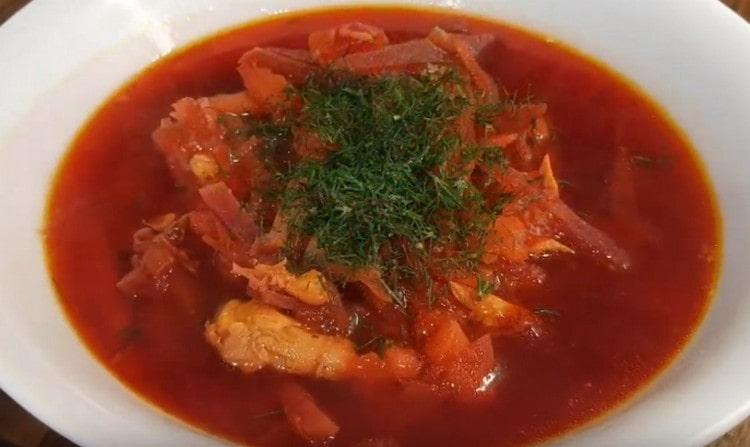 Isprobajte naš ukusni pileći borscht recept.