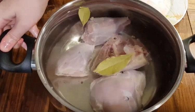 Ponemos la carne en una cacerola para cocinar, inmediatamente agregamos granos de pimienta y laurel.