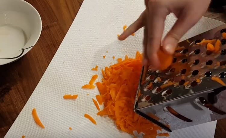 On a coarse grater, three carrots.