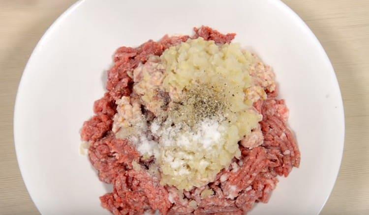 Add salt and spices to the minced meat to taste.