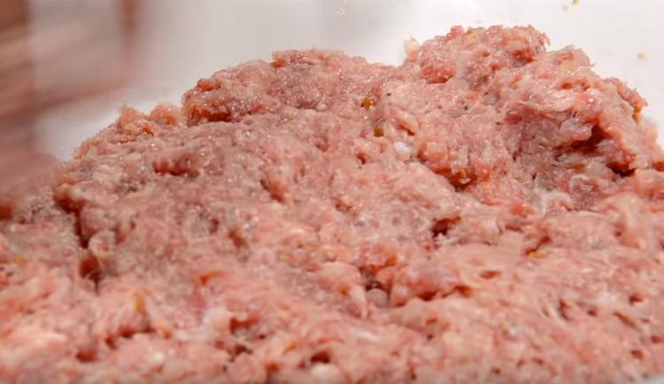 Mix the minced meat well.