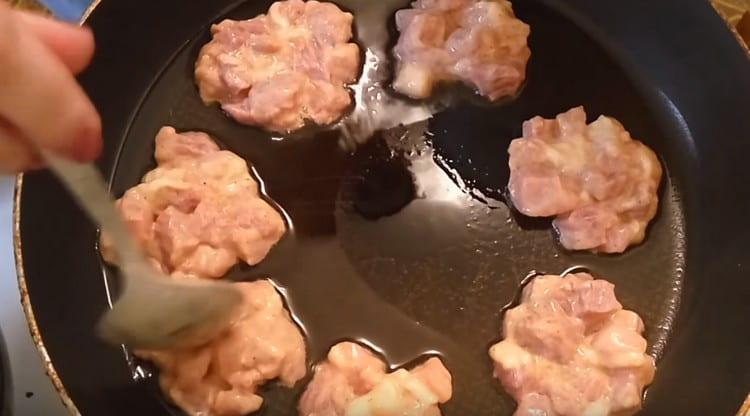 Mettez la viande hachée dans la poêle avec une cuillère.