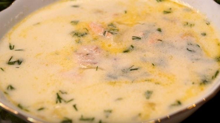 La soupe de poisson au saumon rose est incroyablement délicieuse.